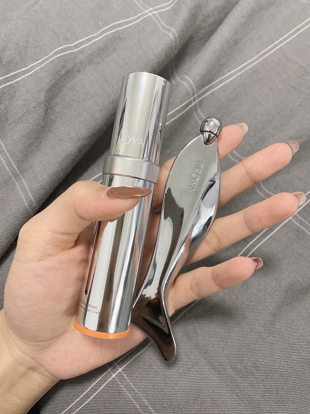 眼霜—Kerrykerry宝贝收到了，刚用肌肤嘟噜嘟噜的喝水，用完以后脸较着变白了，很喜好